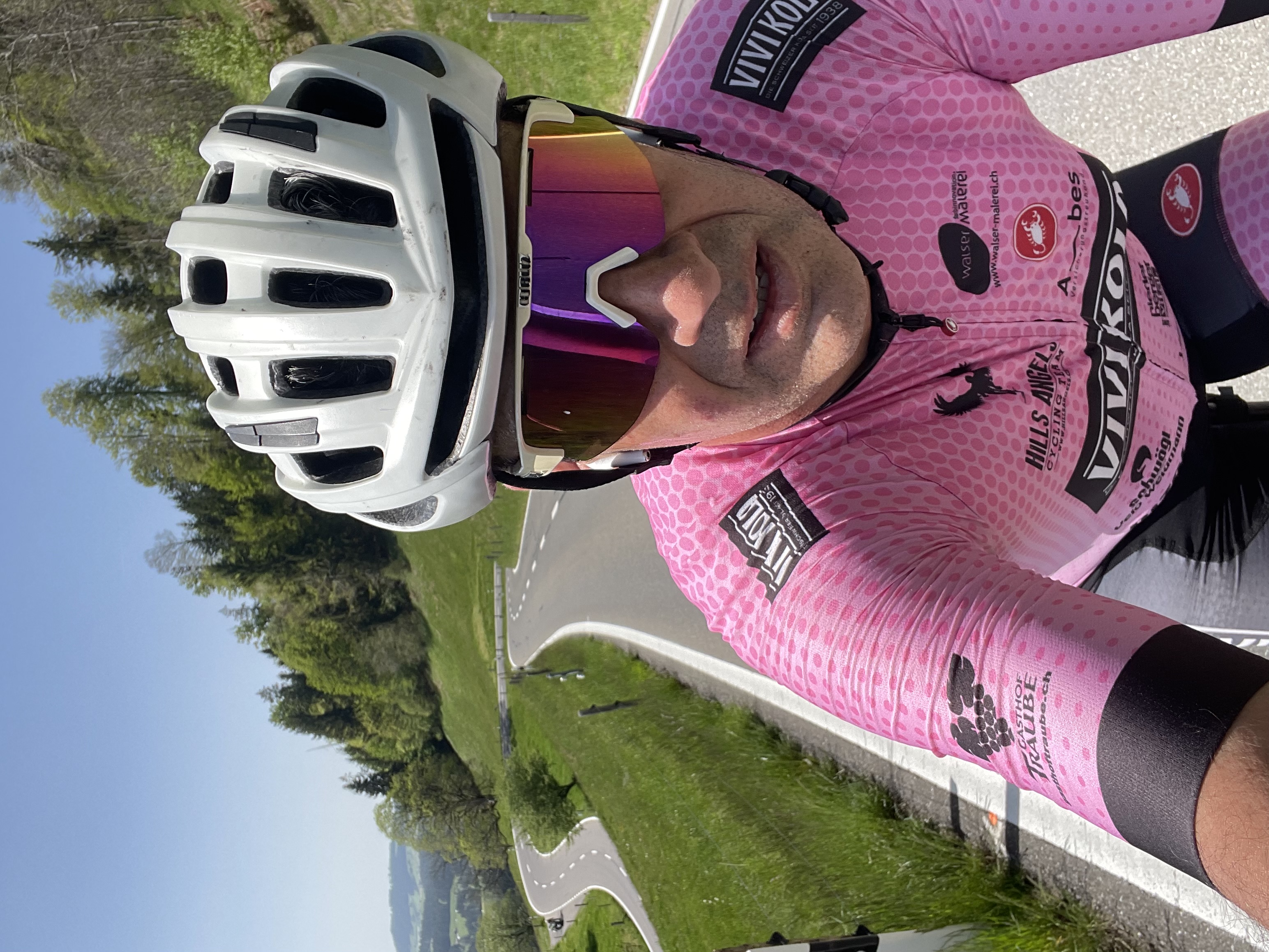 Miguelito im rosa Trikot auf einer Passfahrt